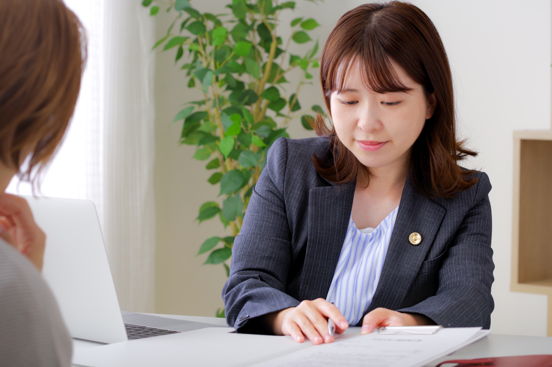 相談者と面談する女性弁護士