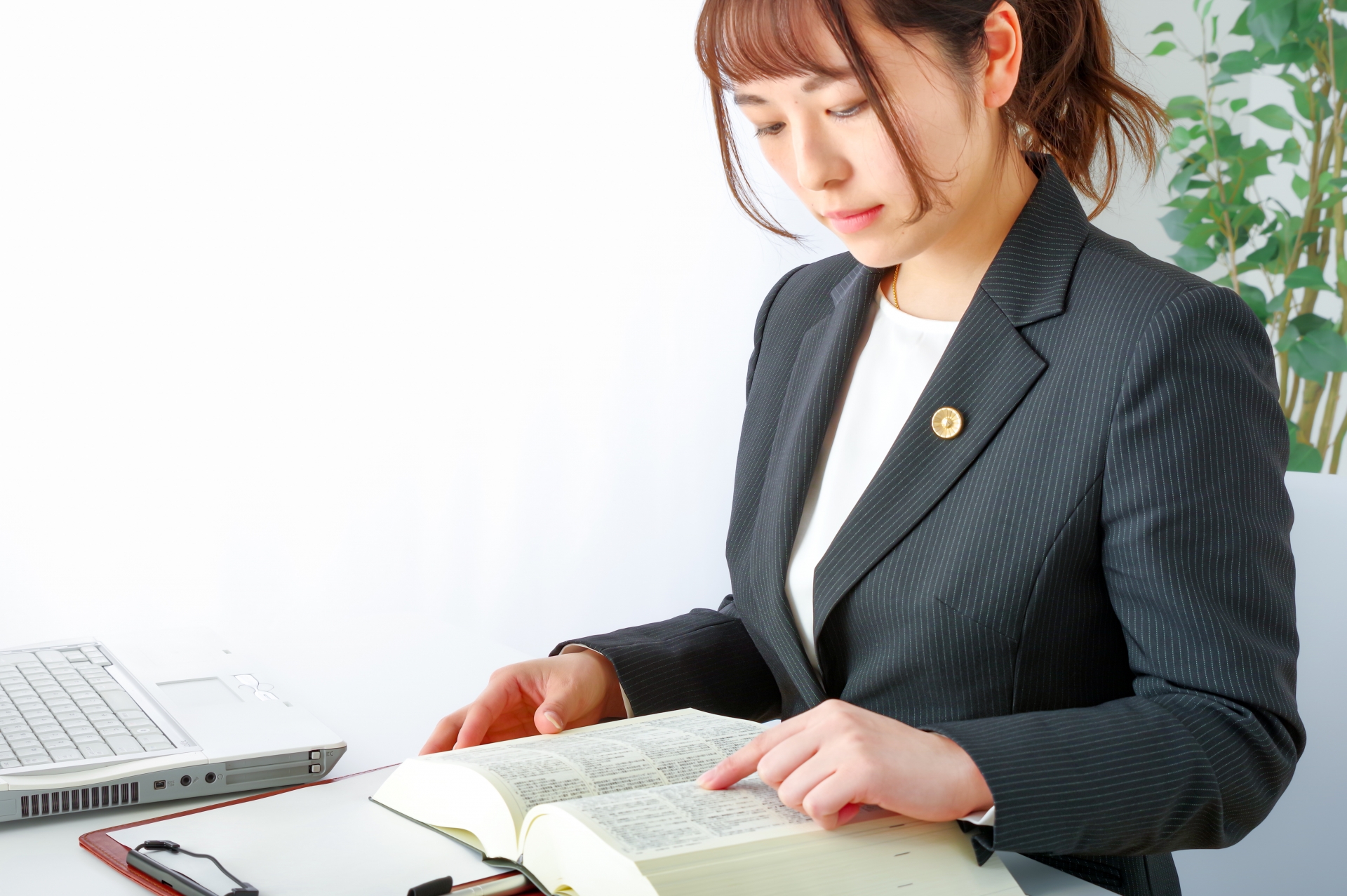 法律書を読む女性弁護士