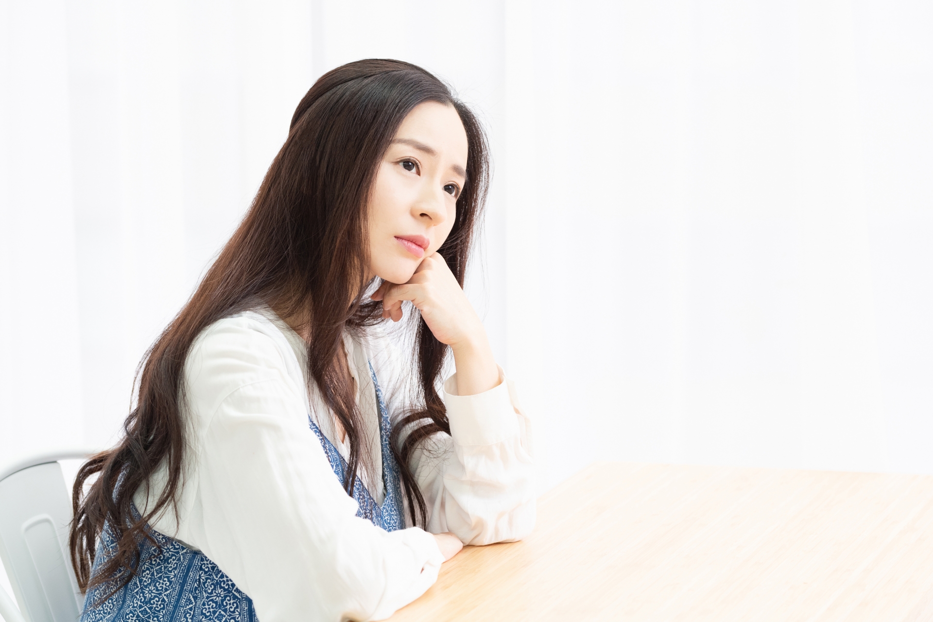 悩んでいる主婦