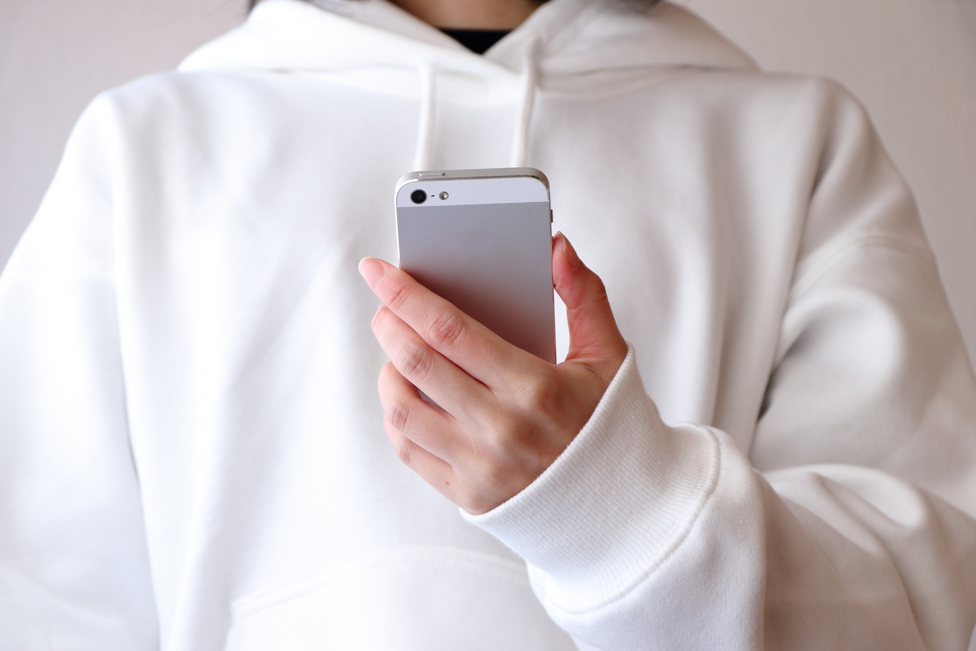 スマホを気にする女性