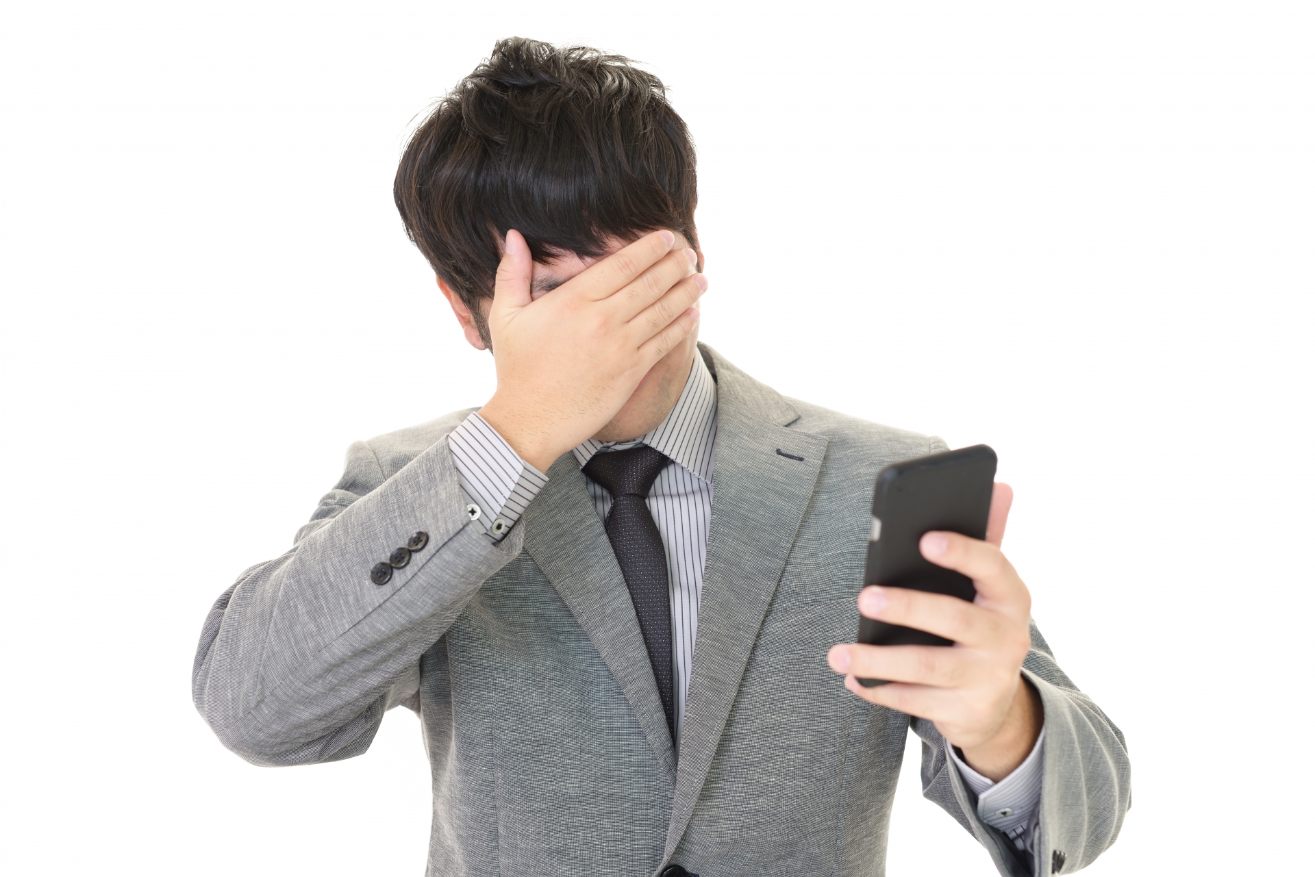 電話番号を見て頭を抱える男性